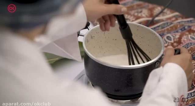 برای تهیه فرنی آرد برنج و شیر را ترکیب کنید