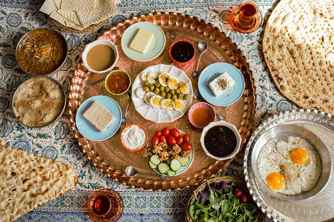 بهترین روش تغذیه سحری و افطاری در ماه رمضان برای تقویت سیستم ایمنی بدن | مجله کوروش