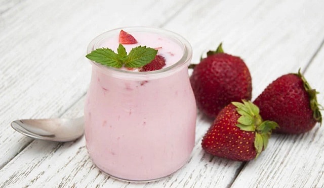 مراحل طرز تهیه موس توت فرنگی با پنیر ماسکارپونه