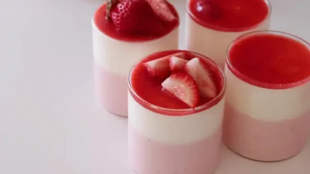 مراحل طرز تهیه موس توت فرنگی با بستنی