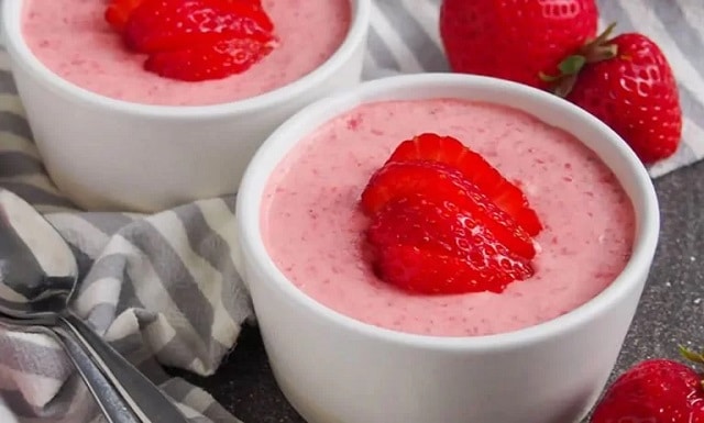 مراحل طرز تهیه موس توت فرنگی با ژله 