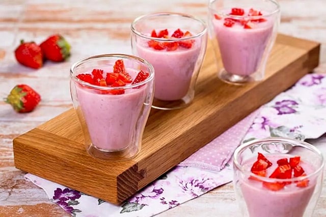 مراحل طرز تهیه موس توت فرنگی شکلاتی با زرده تخم مرغ