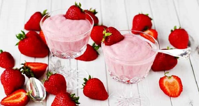 مراحل طرز تهیه موس توت فرنگی ساده