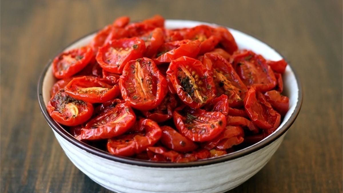 طرز تهیه گوجه خشک در فر و در آفتاب