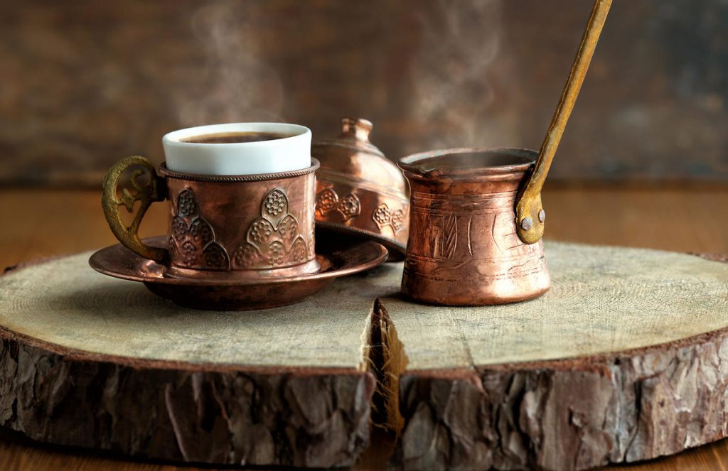 طرز تهیه سنتی قهوه عربی با دَله یا قهوه جوش تُرک + فوت و فن قهوه عربی