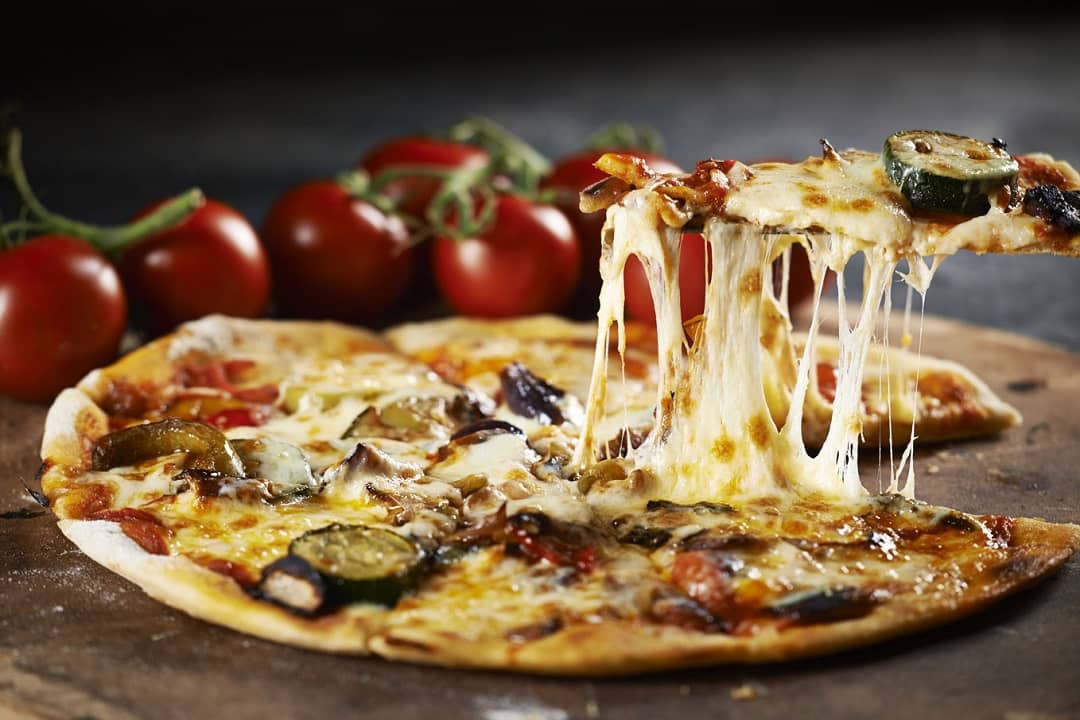 بهترین طرز تهیه پنیر پیتزا کش‌دار خانگی با نکات مهم کش‌دار شدن