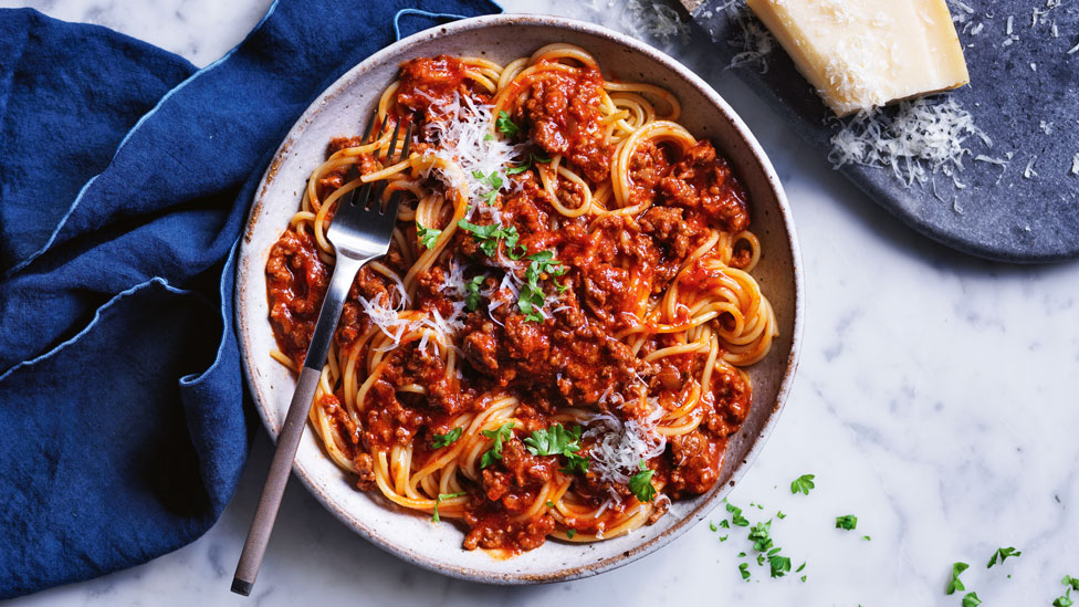 طرز تهیه اسپاگتی ایتالیایی بسیار خوشمزه با گوشت و ریحان
