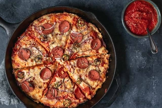 طرز تهیه پیتزا سوسیس خانگی بدون فر در تابه