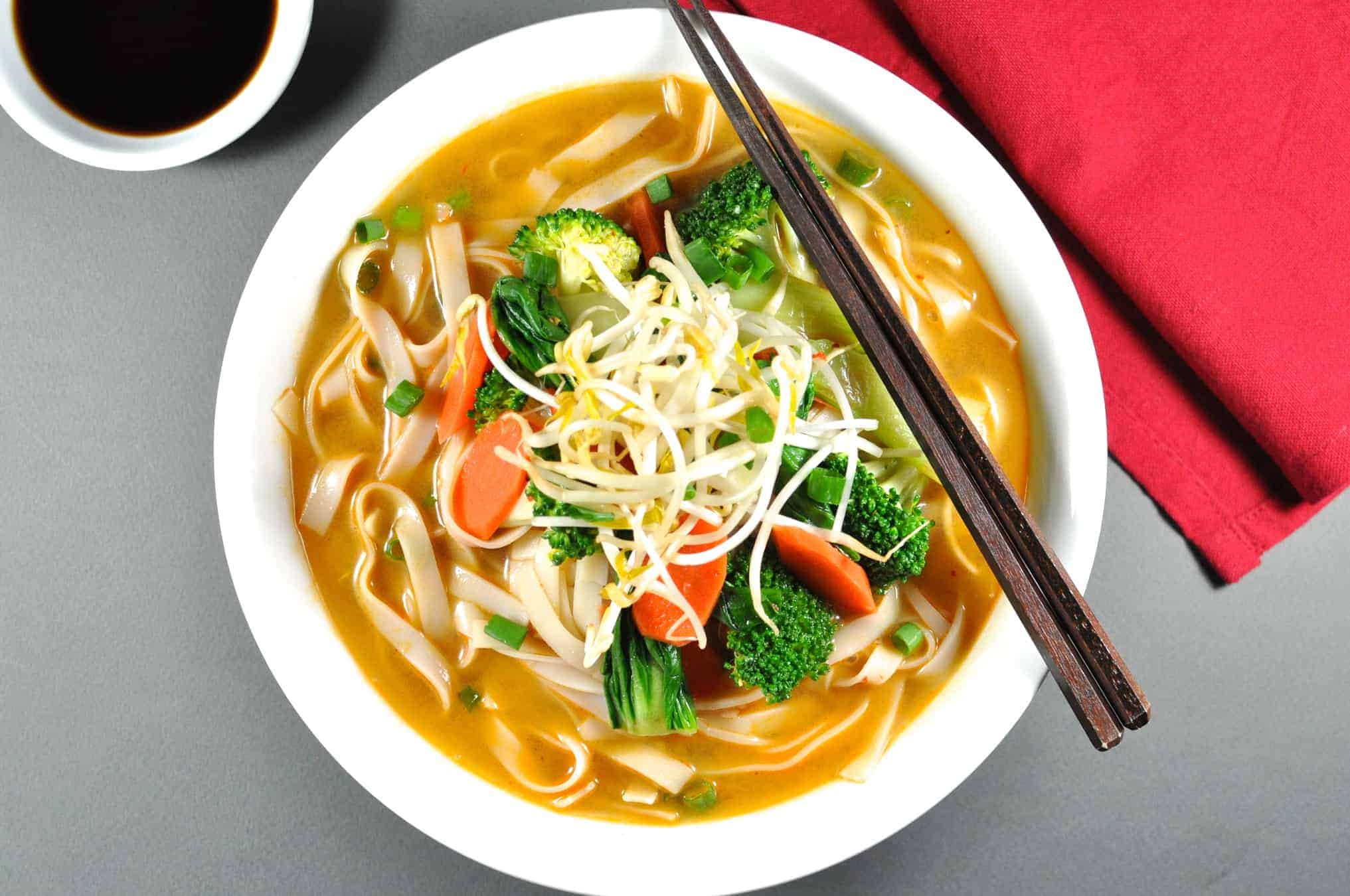 طرز تهیه سوپ نودل و سبزیجات به دو روش چینی و کره ای
