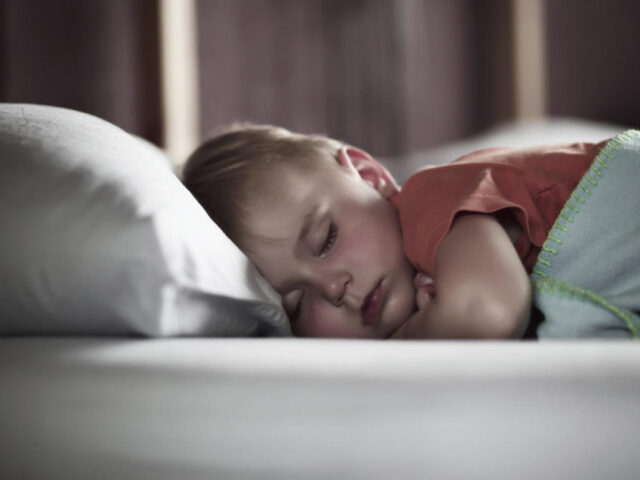 ترفندهای مؤثر و ساده برای تنظیم خواب کودک از تولد تا 4 سالگی
