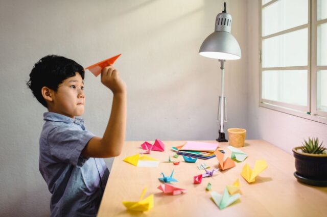 روز کاردستی؛ اهمیت درست کردن کاردستی با کاغذ در رشد ذهنی کودکان 