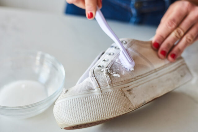 راه‌کارهای تمیزکردن کفش سفید