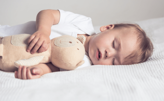 ترفندهای مؤثر و ساده برای تنظیم خواب کودک از تولد تا 4 سالگی