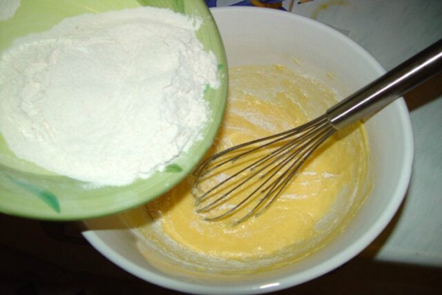 اضافه کردن پوست پرتقال به ترکیب شکر و کره به کیک خیس پرتقالی شکلاتی خانگی خوشمزه به صورت مرحله به مرحله