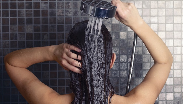استفاده از آب سرد برای شستشوی موهای فر