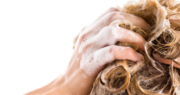 برای مراقبت از موهای رنگ شده از شستن روزانه موها خودداری کنید