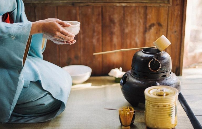افسانه نوشیدنی چای ؛ مراسم چای ژاپنی با کیمونو و تاتامی