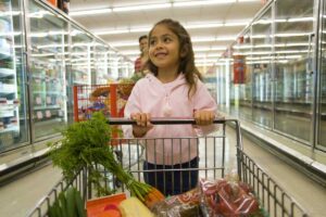 برای درمان بدغذایی کودکان با با کودک‌تان به خرید مواد غذایی بروید