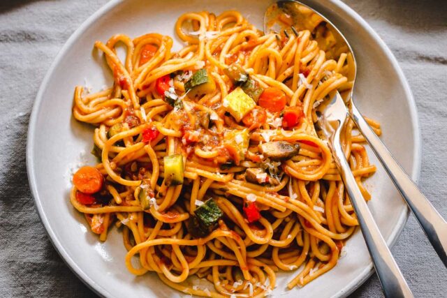 طرز تهیه اسپاگتی با سس راتاتویی یا راتاتول به ۲ روش 