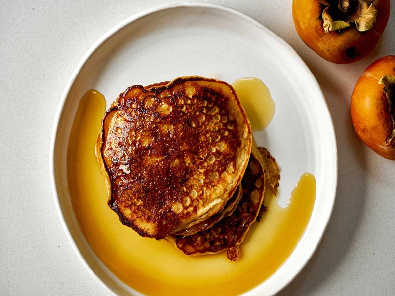 طرز تهیه پنکیک خرمالو | پنکیک خرمالو بدون تخم مرغ چطور درست میشه؟