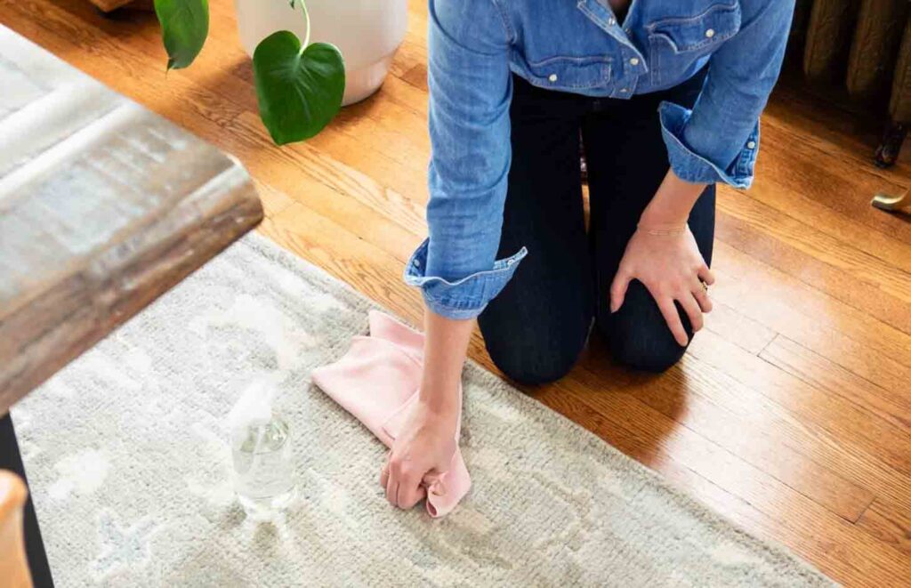 چطور از شر لکه‌های روی فرش خلاص شویم؟