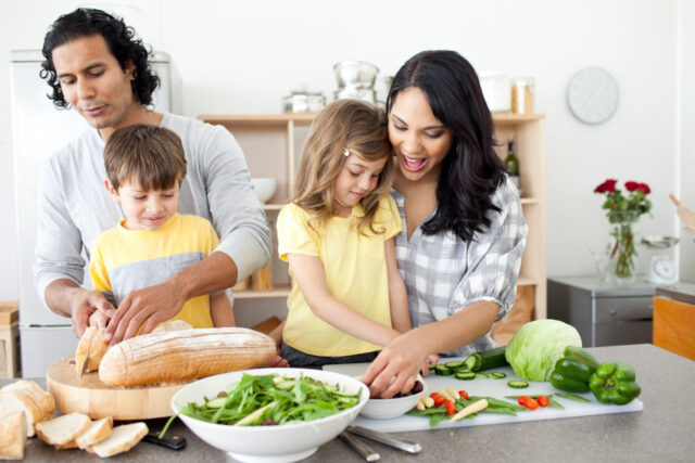 برای درمان بدغذایی کودکان به کودکان خود اجازه دهید در آشپزی به شما کمک کنند