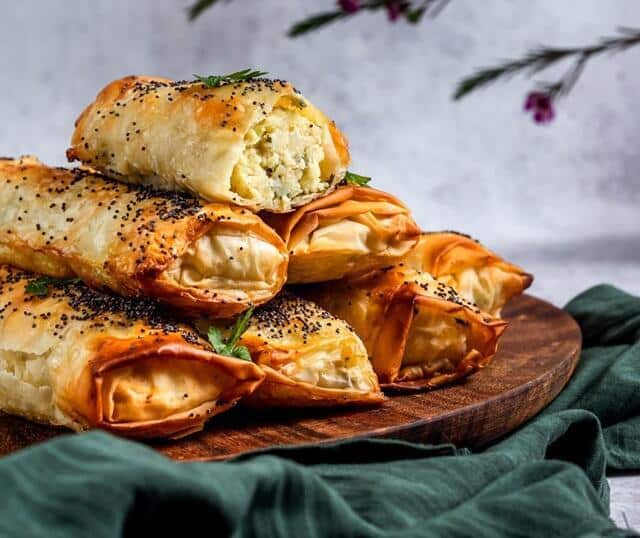 مراحل طرز تهیه بورک مرغ و قارچ بدون فر مراحل طرز تهیه بورک مرغ و قارچ بدون فر