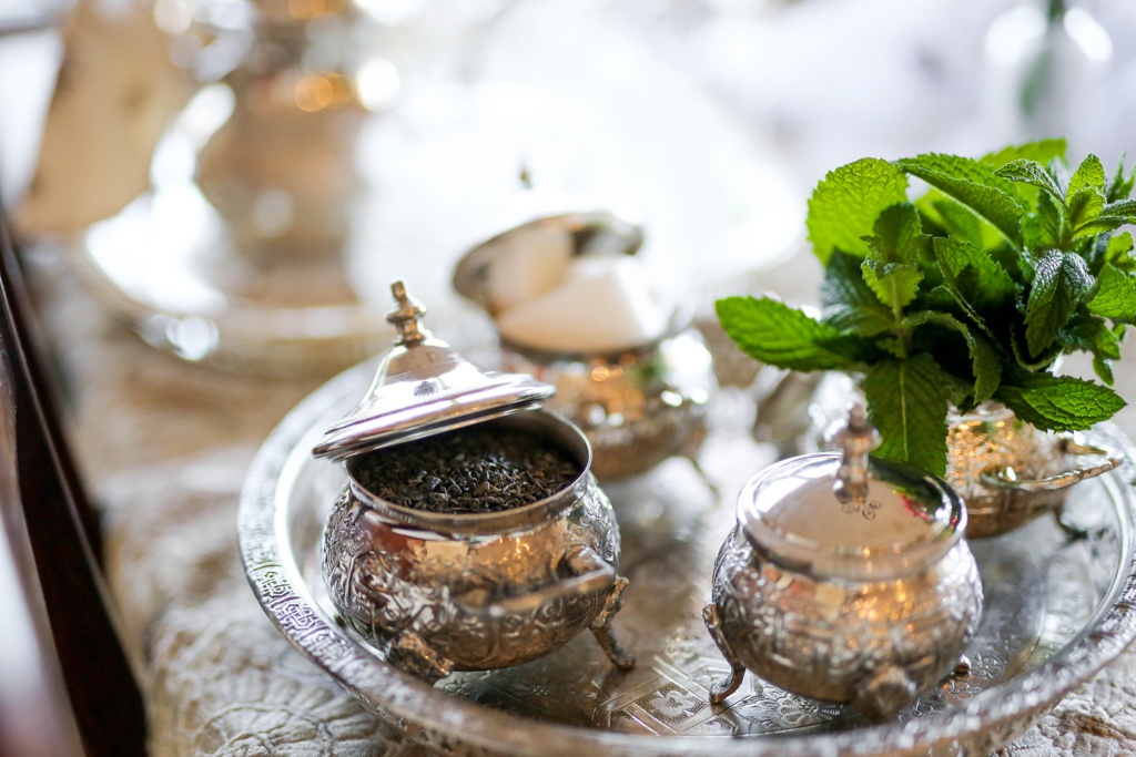 همه چیز درباره طرز تهیه، نحوه سرو و فواید چای مراکشی
