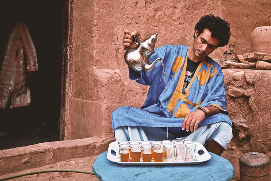 همه چیز درباره طرز تهیه، نحوه سرو و فواید چای مراکشی