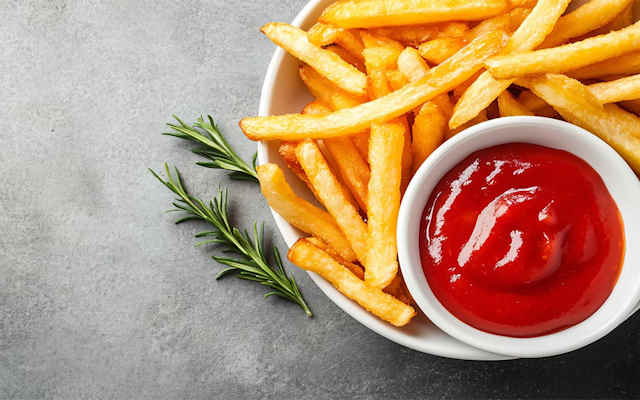 مراحل طرز تهیه سس کچاپ خانگی با رب و نشاسته