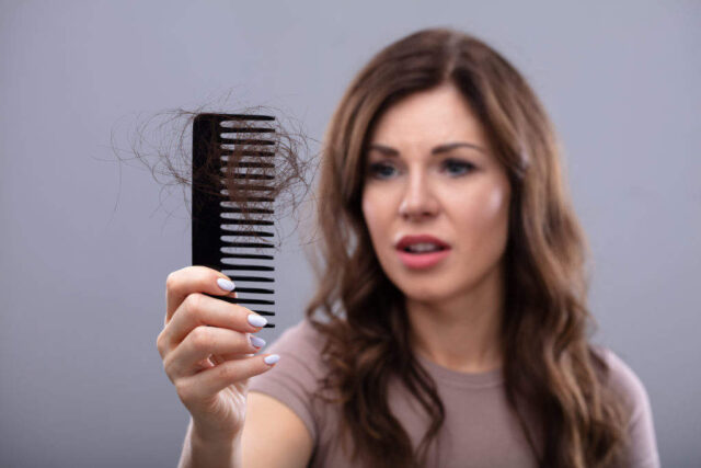 علت ریزش موی سکه‌ای چیست؟