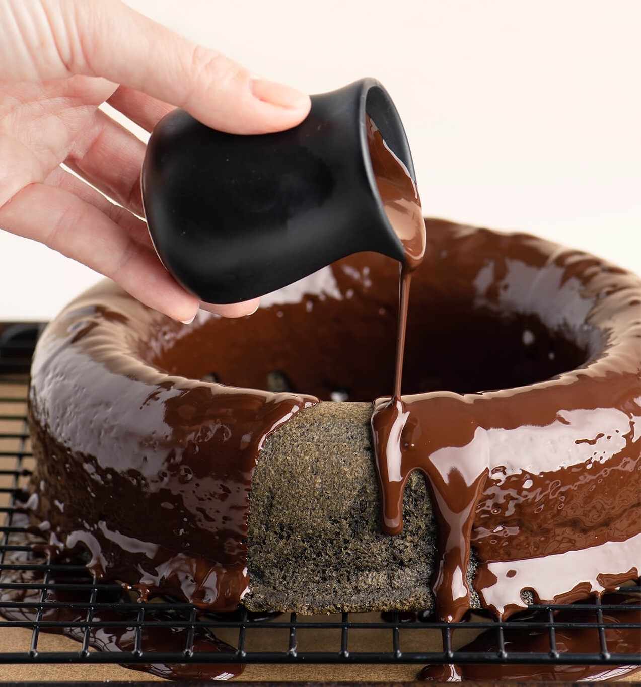طرز تهیه مرحله به مرحله کیک ارده شکلاتی به 2 روش در فر و بدون فر