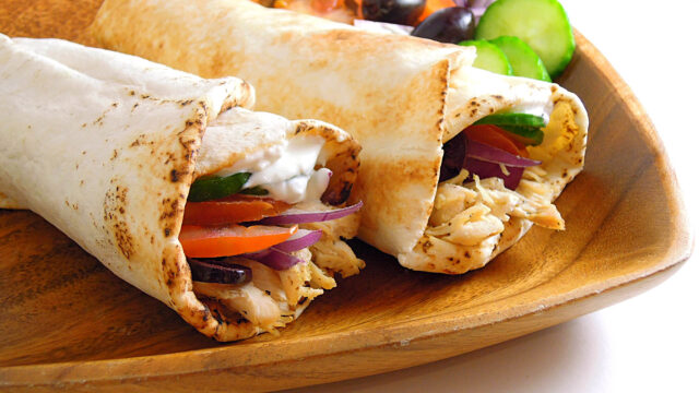 طرز تهیه ساندویچ رپ مرغ یونانی