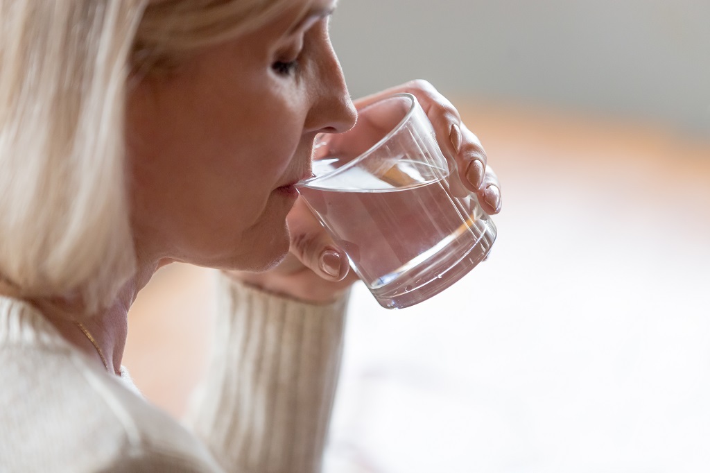 یکی از ترفندهای کاهش وزن ، نوشیدن آب فراوان است