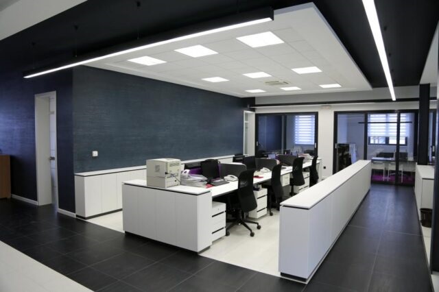 رنگ خاکستری در دفتر کار مدرن