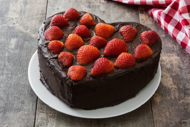 کیک ولنتاین با شکلات و توت فرنگی برای هدیه ولنتاین