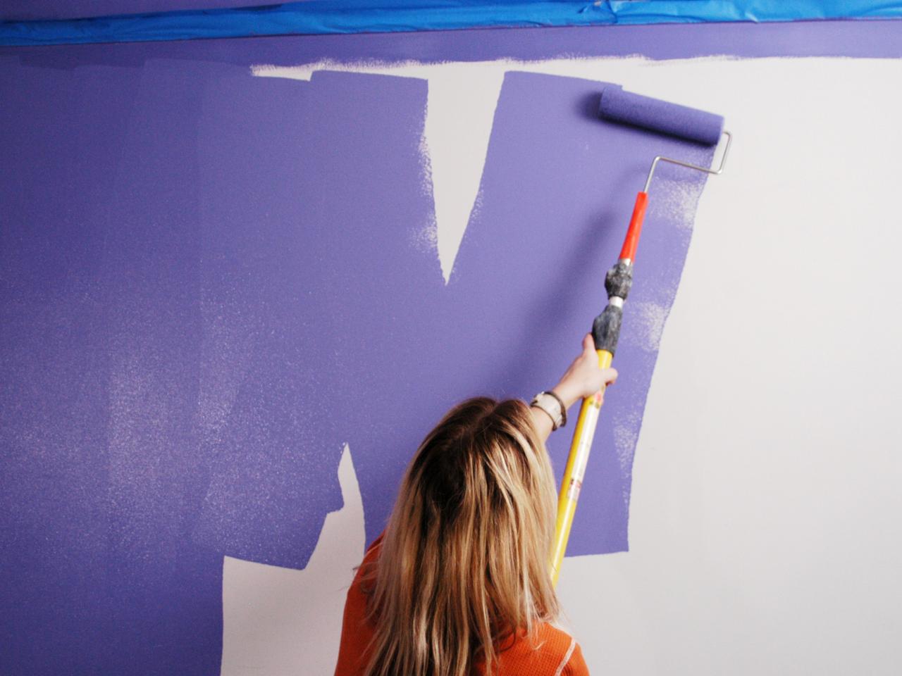 رنگ کردن دیوار خانه