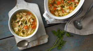 سوپ جوجه با نودل یکی از تغذیه های مناسب بیماران مبتلا به سرطان 