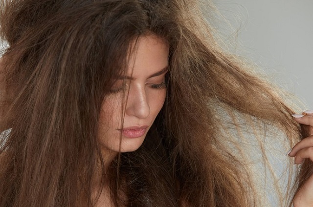 برای مراقبت و درمان موهای خشک از دوش آب سرد استفاده کنید
