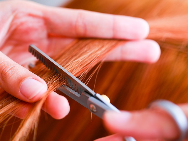 برای مراقبت و درمان خشکی موی سر حتماً موهایتان را کوتاه ‌کنید
