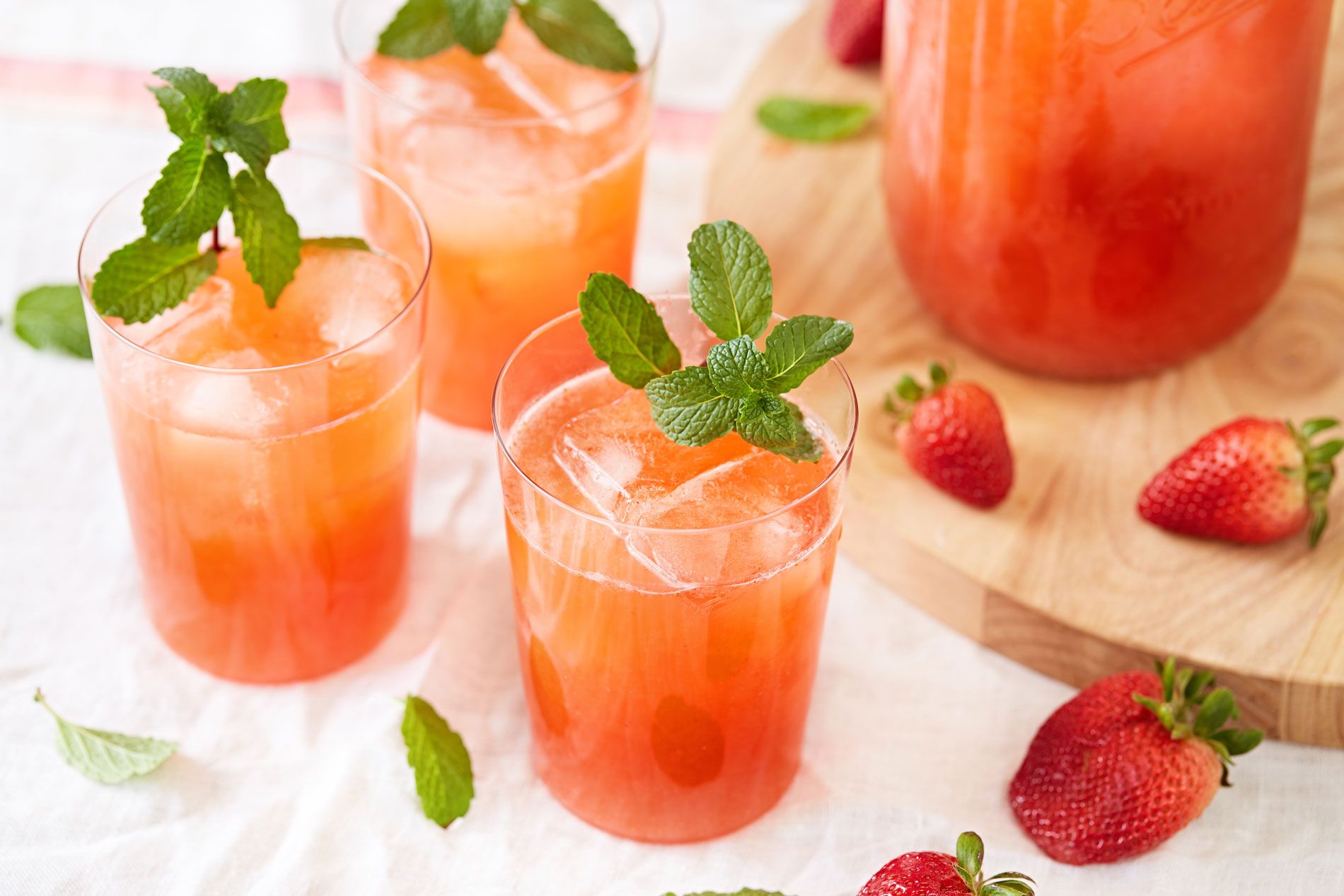 طرز تهیه نوشیدنی خنک تابستانی لیموناد خانگی با طعم توت فرنگی 