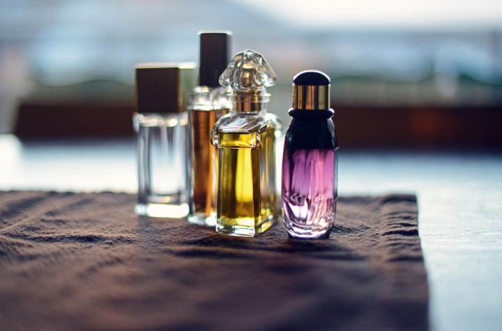 برای افزایش ماندگاری بوی عطر از وازلین یا کرم استفاده کنید