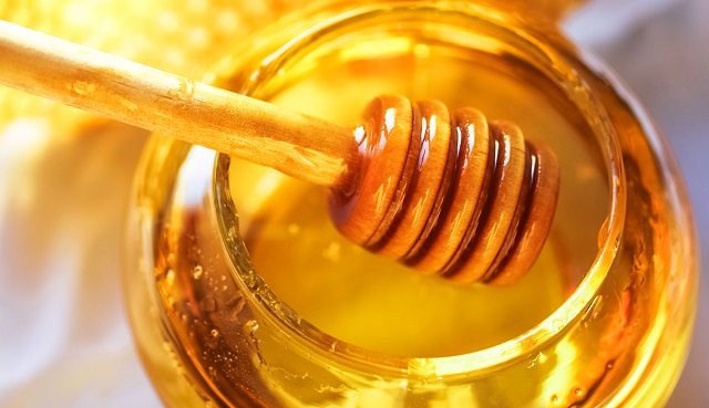 برای تقویت و درمان موی چرب از عسل استفاده کنید