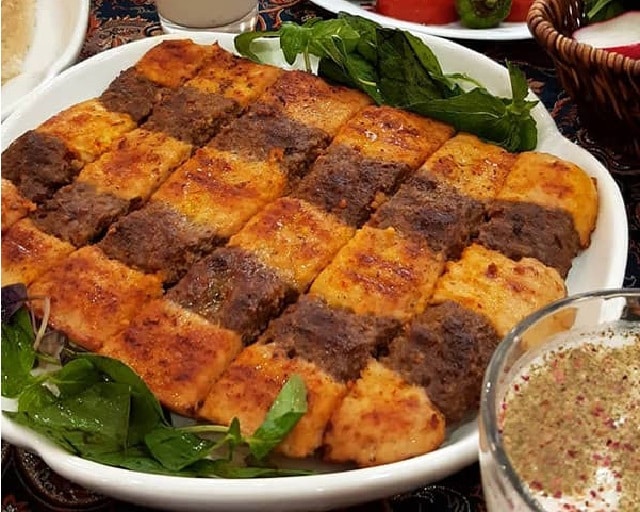 کباب تابه ای دو رنگ از انواع کباب مجلسی ایرانی