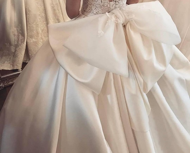 لباس عروس با پاپیون بزرگ؛ ترند لباس عروس و مدل لباس مجلسی 2021