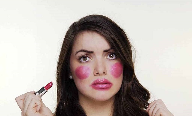 استفاده نکردن از رژ گونه از مهم ترین اشتباهات آرایش صورت