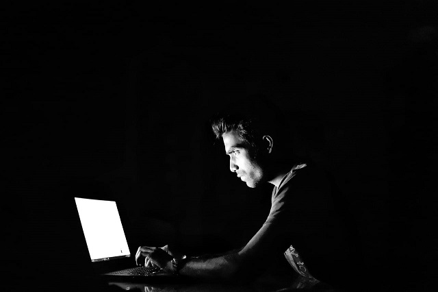 علائم و نشانه‌های جسمی و روانی اختلال اعتیاد به اینترنت