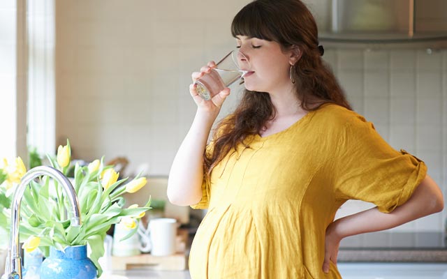 نوشیدن آب بیشتر برای جلوگیری از ورم بارداری