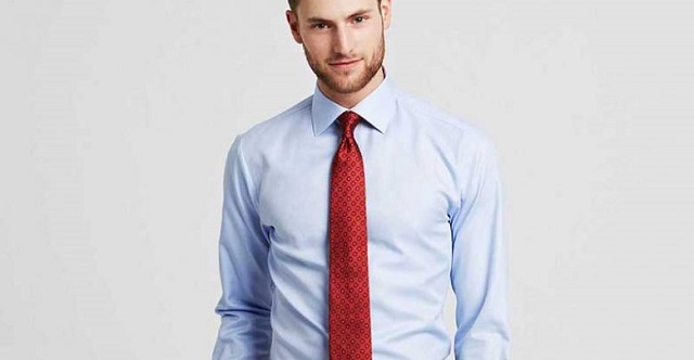 پوشیدن پیراهن مردانه به روشی نادرست از اشتباهات رایج لباس پوشیدن مردان