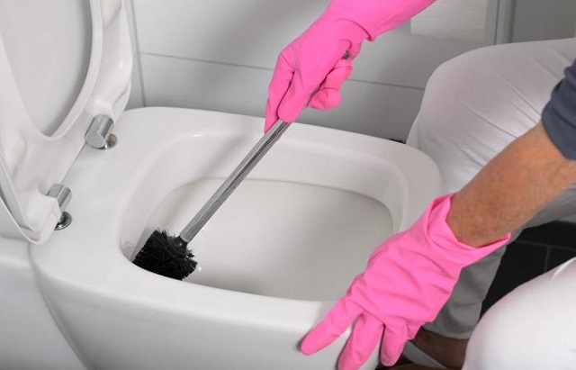 کاربرد بی نظیر سرکه سفید برای تمیز کردن جرم کاسه توالت